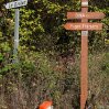 La balise incomplète au bas du sentier