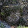 On voit clairement le départ du sentier en bord de falaise à droite du pierrier